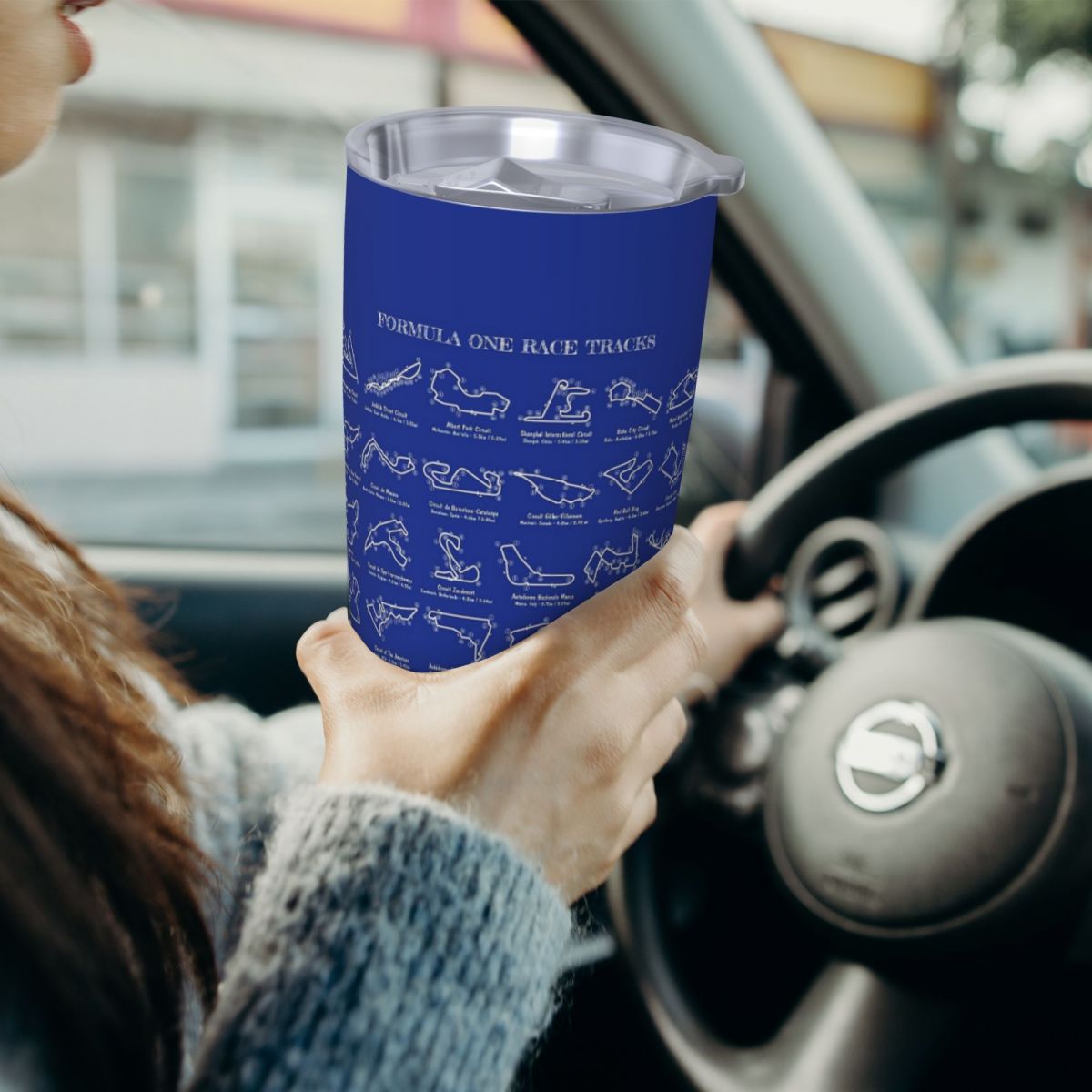 Tumbler 20Oz White - F1 レース トラック (白ステンシル - 背景なし)